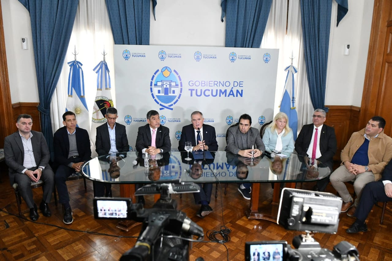 El gobernador realizó una conferencia de prensa esta mañana para anunciar la intervención del municipio tucumano. El gobernador realizó una conferencia de prensa esta mañana para anunciar la intervención del municipio tucumano.
