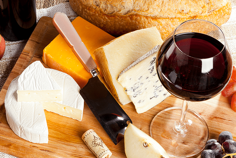 Aunque es un vino ideal para carnes rojas, el queso es una gran combinación. Aunque es un vino ideal para carnes rojas, el queso es una gran combinación.
