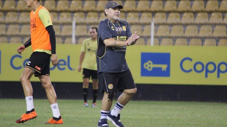 Esa maldita rodilla: Maradona deberá operarse por una artrosis severa