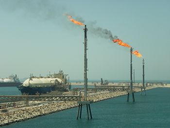 arde el golfo: israel e iran se atacan en el mayor yacimiento de gas del mundo