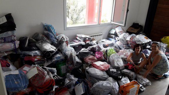 Después de la exitosa Mochi Nqn, iniciaron una campaña por Facebook para recolectar retazos, hilos y tejidos para que un equipo de modistas confeccione camperas y gorros para chicos.&nbsp;