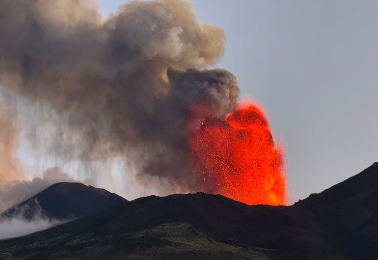 La erupción del volcán Etna lleva varios días de actividad. La erupción del volcán Etna lleva varios días de actividad.