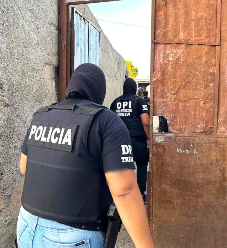 El acusado fue detenido en un allanamiento realizado por la División Policial de Investigaciones de Trelew. El acusado fue detenido en un allanamiento realizado por la División Policial de Investigaciones de Trelew.