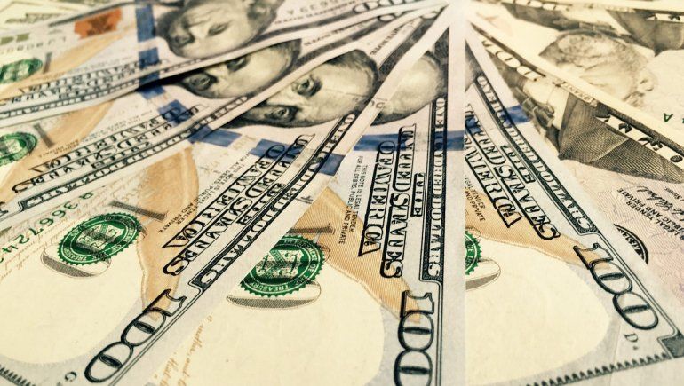 Así cotiza el dólar oficial y el blue este 14 de abril