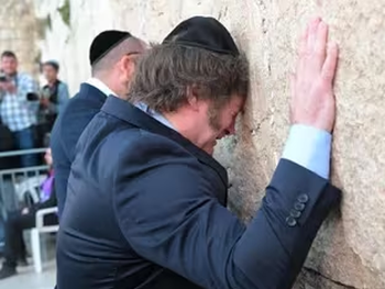 El presidente Javier Milei, emocionado, en el Muro de los Lamentos, esta semana, durante su gira por Israel. 