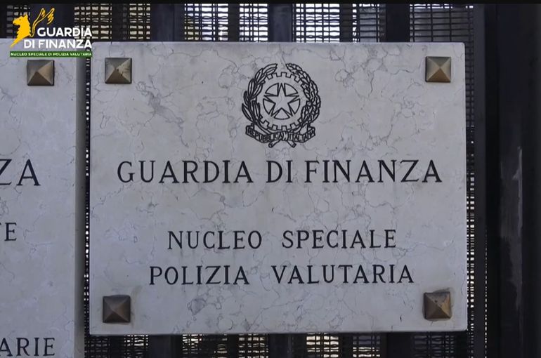 La Guardia di Finanza encabezó el operativo para desmantelar la red de ciberestafas. La Guardia di Finanza encabezó el operativo para desmantelar la red de ciberestafas.
