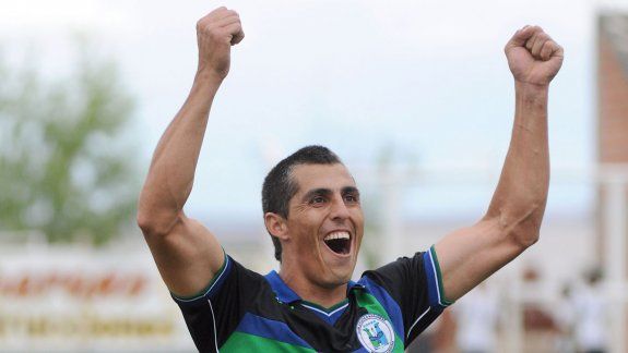 El festejo de Barros y la estampa del Rusito. Una leyenda del fútbol zonal; una promesa trunca del básquet.