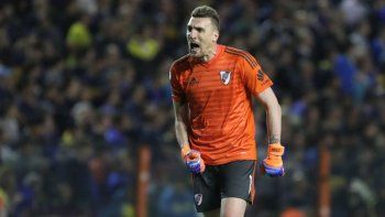 river salta de alegria:  goleo a un atrevido merlo