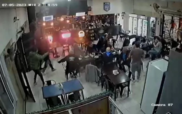 Video: asalto a los tiros durante un partido de futsal