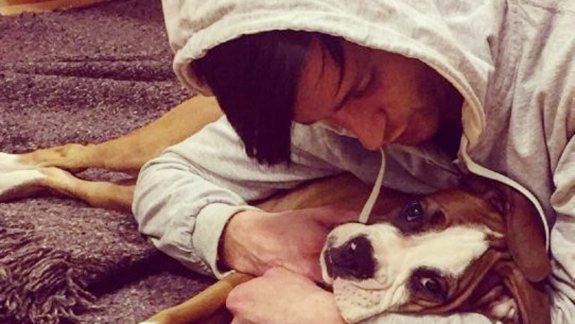 Benjamín no quiere dejar a su perro Oscar y pide que lo ayuden.