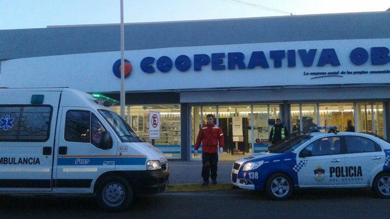 Dos empleados sufrieron heridas leves al explotar un termotanque en un supermercado.