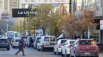 el drama de estacionar en neuquen: los concejales revisan 350 espacios reservados en el centro