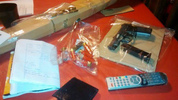 Arriba, el arma reglamentaria que tiene número de serie de la Policía y que podría ser robada. El resto, esposas, cartuchos, una escopeta y demás elementos secuestrados en el allanamiento.