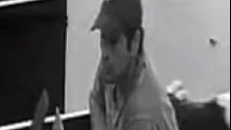 El ladrón quedó registrado en imágenes de cámaras de seguridad del comercio de Comodoro Rivadavia. El ladrón quedó registrado en imágenes de cámaras de seguridad del comercio de Comodoro Rivadavia.