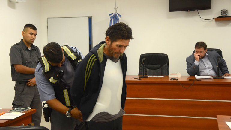 Fue al hospital y quedó detenido por matar a un linyera