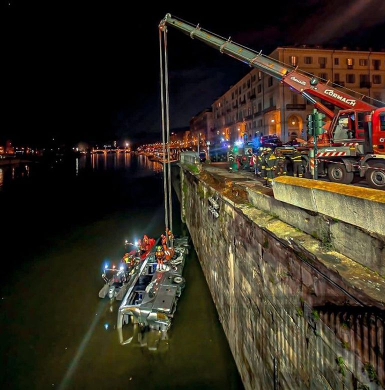Los Bomberos lograron sacar el autobús del río Po, en Turín, poco más de tres horas después del accidente. Los Bomberos lograron sacar el autobús del río Po, en Turín, poco más de tres horas después del accidente.