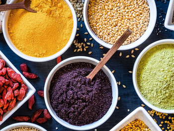 La adversidad climática de la Patagonia argentina y chilena actúa como un motor que potencia la síntesis de compuestos de alto valor biológico en las especies nativas.