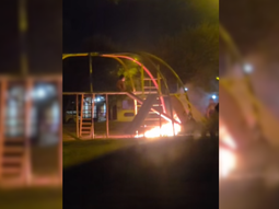Un incendio en la plaza del barrio Antártida Argentina generó preocupación en los vecinos. Un incendio en la plaza del barrio Antártida Argentina generó preocupación en los vecinos.