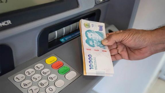 Extraer efectivo de los cajeros automáticos: quiénes tienen un el límite de solo $60.000 desde marzo
