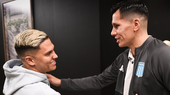 Juanfer Quintero saluda a Leonardo Sigali, capitán de Racing. Juanfer Quintero saluda a Leonardo Sigali, capitán de Racing.