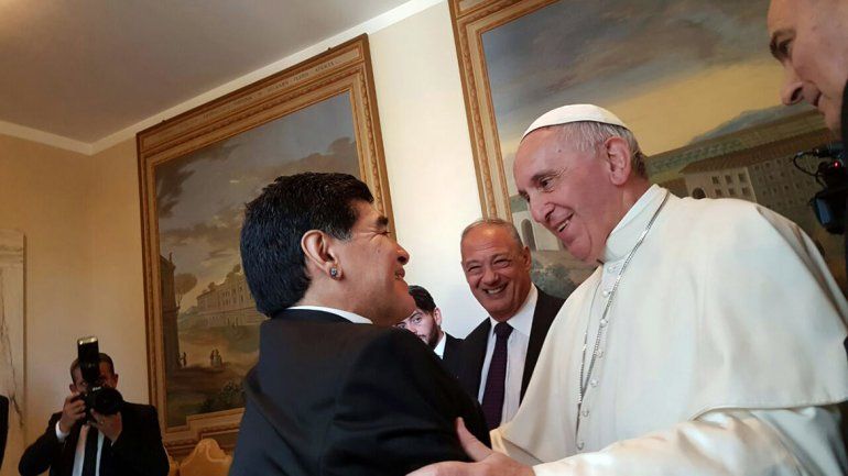 El papa Francisco agradeció a Maradona el ejemplo de humanidad