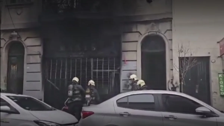 El incendio en el local del barrio porteño del Balvanera dejó seis heridos. Bomberos trabajan para exterminar el fuego. Foto: Google.