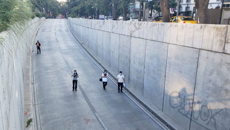 Lo perseguía una patota, cayó a un túnel vial y ahora lucha por su vida