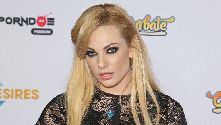 Una actriz porno se habría pegado un tiro en su auto