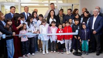 En el establecimiento se construyó un nuevo playón deportivo y una cancha de césped sintético. En el establecimiento se construyó un nuevo playón deportivo y una cancha de césped sintético.