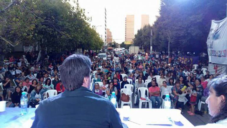 ATEN acampó en Casa de Gobierno y hoy decide si sigue el paro
