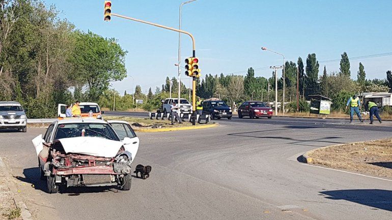 Esperaba el semáforo, lo chocaron y terminó en el hospital