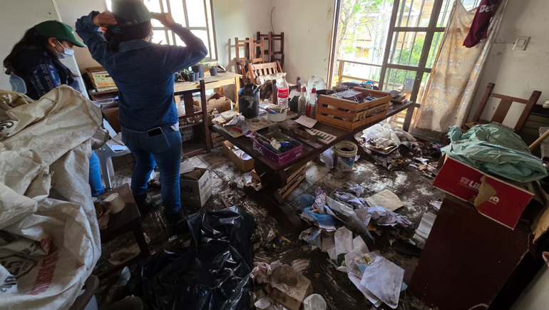 La Municipalidad de Neuquén hizo un operativo de limpieza en la casa de un acumulador.