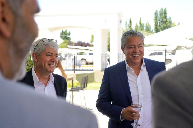 El gerente del IAPG Comahue, Raúl Vila, y el gobernador Rolando Figueroa. El gerente del IAPG Comahue, Raúl Vila, y el gobernador Rolando Figueroa.