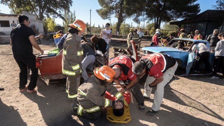 Para educar y prevenir, simularon un choque múltiple con víctimas en Plottier