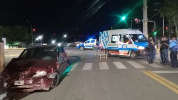 Violento choque sufió una ambulancia en emergencia en Neuquén
