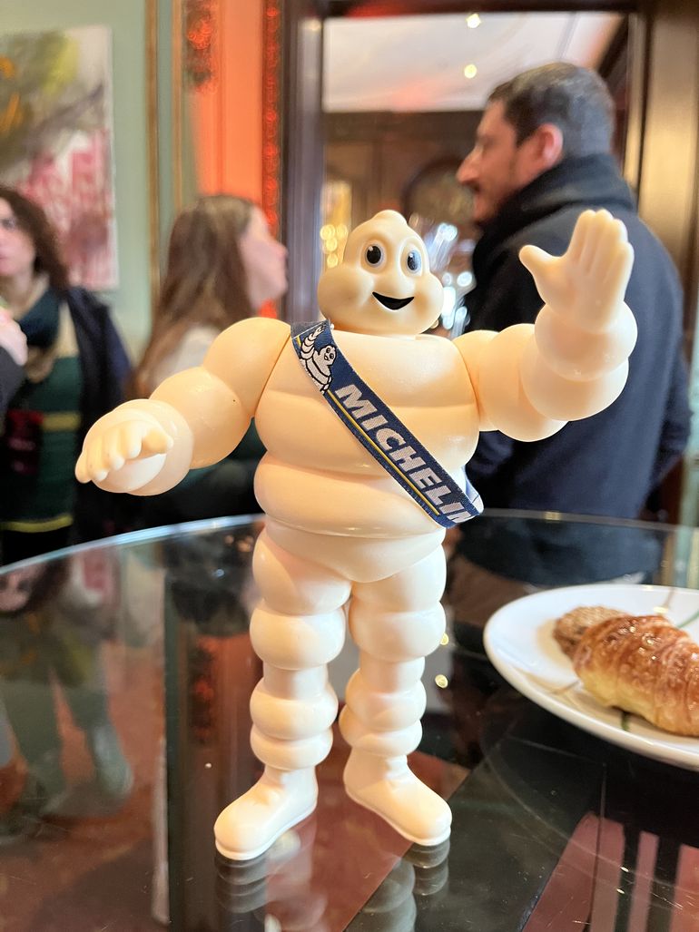 La Guía MICHELIN fue creada en 1900 por la empresa de neumáticos Michelin para apoyar el crecimiento de la movilidad en automóvil. La Guía MICHELIN fue creada en 1900 por la empresa de neumáticos Michelin para apoyar el crecimiento de la movilidad en automóvil.