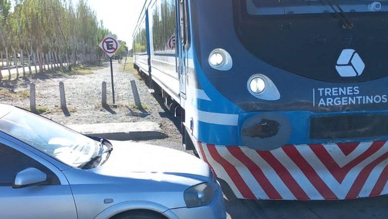 Un auto impedía el paso del tren y se lo llevó la grúa