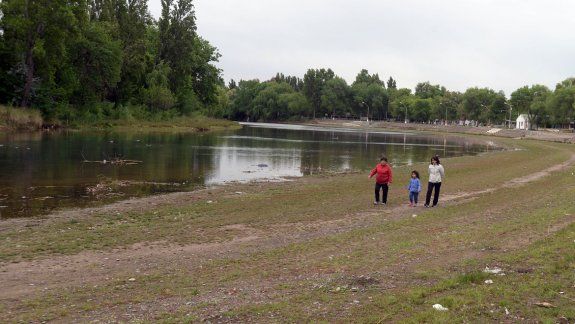 El agua no presenta el mejor aspecto, pero sería apta para recreación si no aparecen resultados contradictorios en las pruebas que restan hacer.&nbsp;