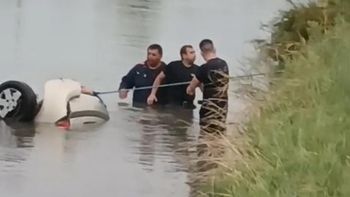 El auto quedó sumergido en el canal de riego, en la zona de Cervantes. Un intenso operativo se efectúa en el lugar en busca de las víctimas. | LM Neuquen El auto quedó sumergido en el canal de riego, en la zona de Cervantes. Un intenso operativo se efectúa en el lugar en busca de las víctimas.