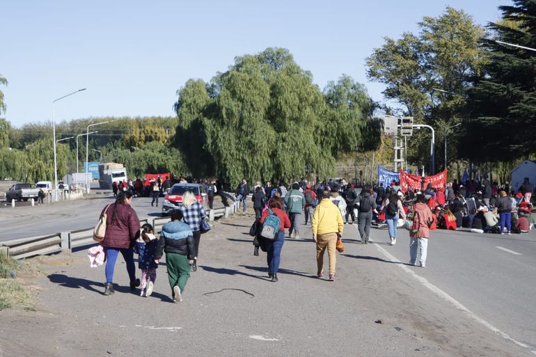 Organizaciones cortan los accesos a los puentes del lado de Cipolletti
