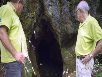 La boca de la antigua mina romana de Entrepeñas, en la ruta del oro de Navelgas. Foto: El País.