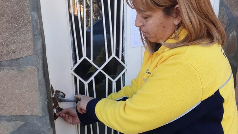 Roxana Altamirano cerró por última vez la oficina del Correo Argentino de Las Ovejas. Roxana Altamirano cerró por última vez la oficina del Correo Argentino de Las Ovejas.