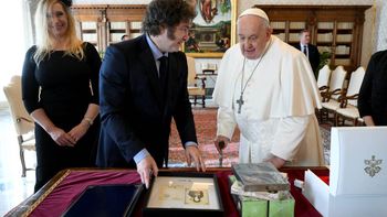 alfajores, galletitas y postales: los regalos de javier milei al papa francisco alfajores, galletitas y postales: los regalos de javier milei al papa francisco