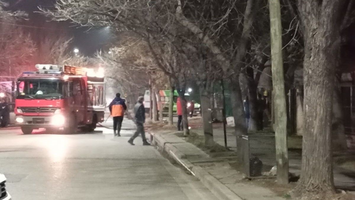 Bomberos apagaron el incendio que se desató en un inmueble de Río Neuquén casi Alem. Vecinos contaron que ayudaron a retirar a un hombre en silla de ruedas.&nbsp;
