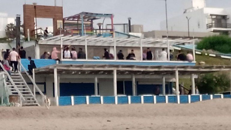 Tres detenidos y un patrullero averiado en pelea de jóvenes en Las Grutas