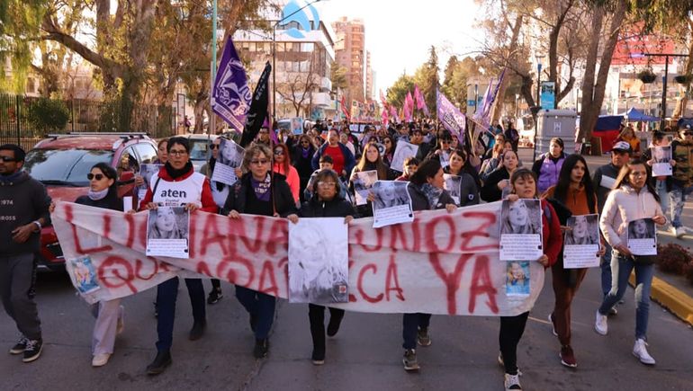 Este sábado familiares, amigos y vecinos marcharon por la Avenida Argentina y luego se dirigieron hacia Casa de Gobierno, donde dejaron pegadas fotos de Luciana. Este sábado familiares, amigos y vecinos marcharon por la Avenida Argentina y luego se dirigieron hacia Casa de Gobierno, donde dejaron pegadas fotos de Luciana.