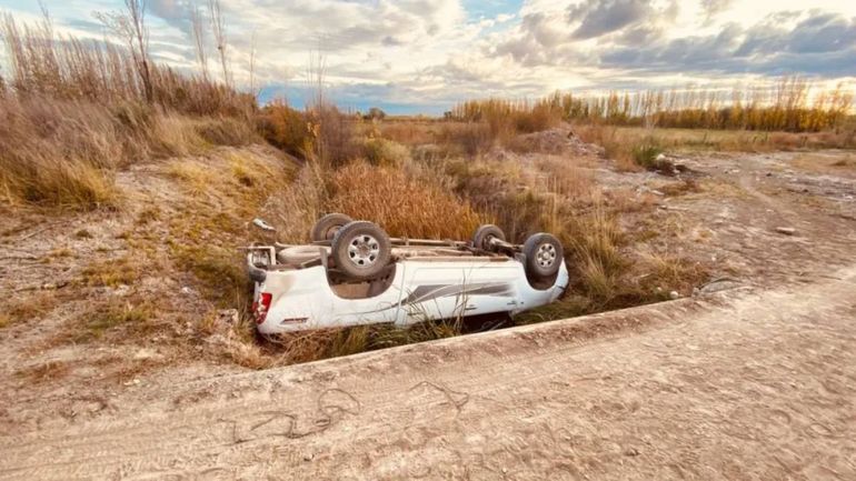La Toyota Hilux Blanca cayó al canal y quedó destrozada.