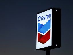 FOTO DE ARCHIVO: Señal de una gasolinera de Chevron en Cardiff, estado de California, Estados Unidos, el 25 de enero de 2016. REUTERS/Mike Blake FOTO DE ARCHIVO: Señal de una gasolinera de Chevron en Cardiff, estado de California, Estados Unidos, el 25 de enero de 2016. REUTERS/Mike Blake