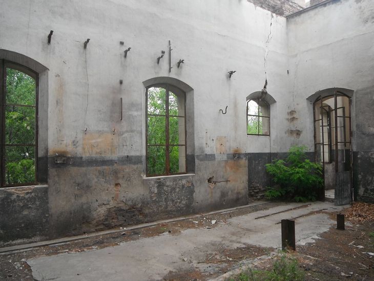La estación fue desguazada hacia 1976 y todo lo que en ella existía fue vendido como chatarra. Foto: gentileza Banco de Memoria de Plottier. La estación fue desguazada hacia 1976 y todo lo que en ella existía fue vendido como chatarra. Foto: gentileza Banco de Memoria de Plottier.