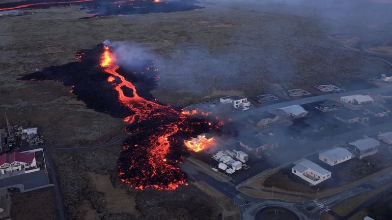 Impactante imagen de la lava sobre el pueblo de Grindavík, en Islandia. Impactante imagen de la lava sobre el pueblo de Grindavík, en Islandia.